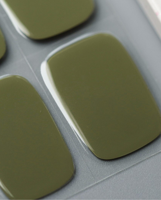 UV Gel Wraps Mossy Tales – Lifestylefoto mit moosgrünem Nageldesign.