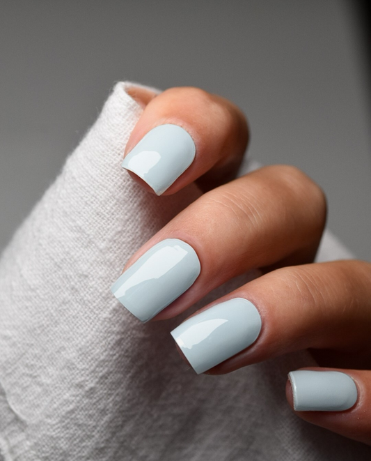 Nebelblau – UV Gel Wraps in sanftem Hellblau aufgetragen.
