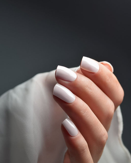 Milky Pink – UV Gel Wraps in Weiß-Rosé, Maniküre-Ergebnis.