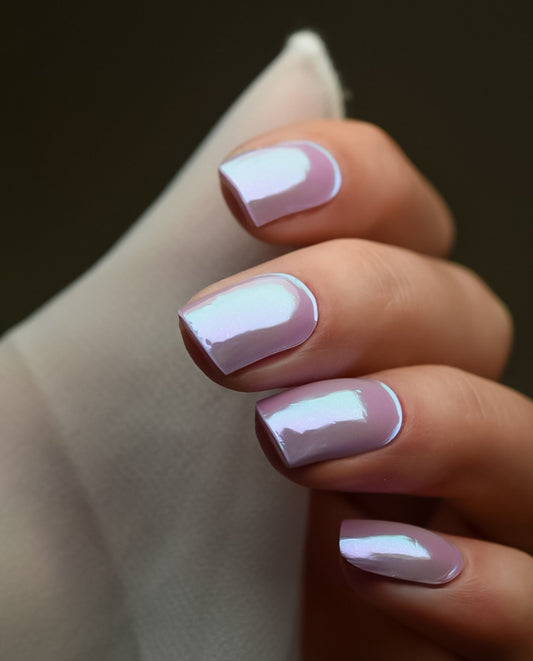 UV Gel Wraps Moonlight Dust – Maniküre in zartem Schimmer mit holografischem Effekt.