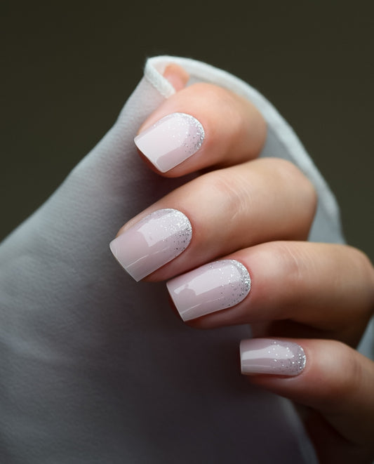Fairy Dust – UV Gel Wraps in Rosé mit silbernem Glitzer, Maniküre-Ergebnis.