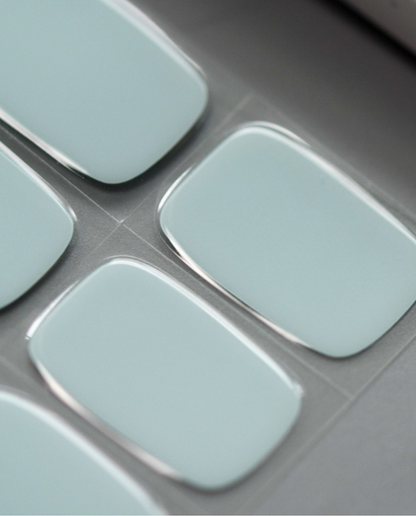 UV Gel Wraps Nebelblau – Nahaufnahme der hellblauen Nägel.