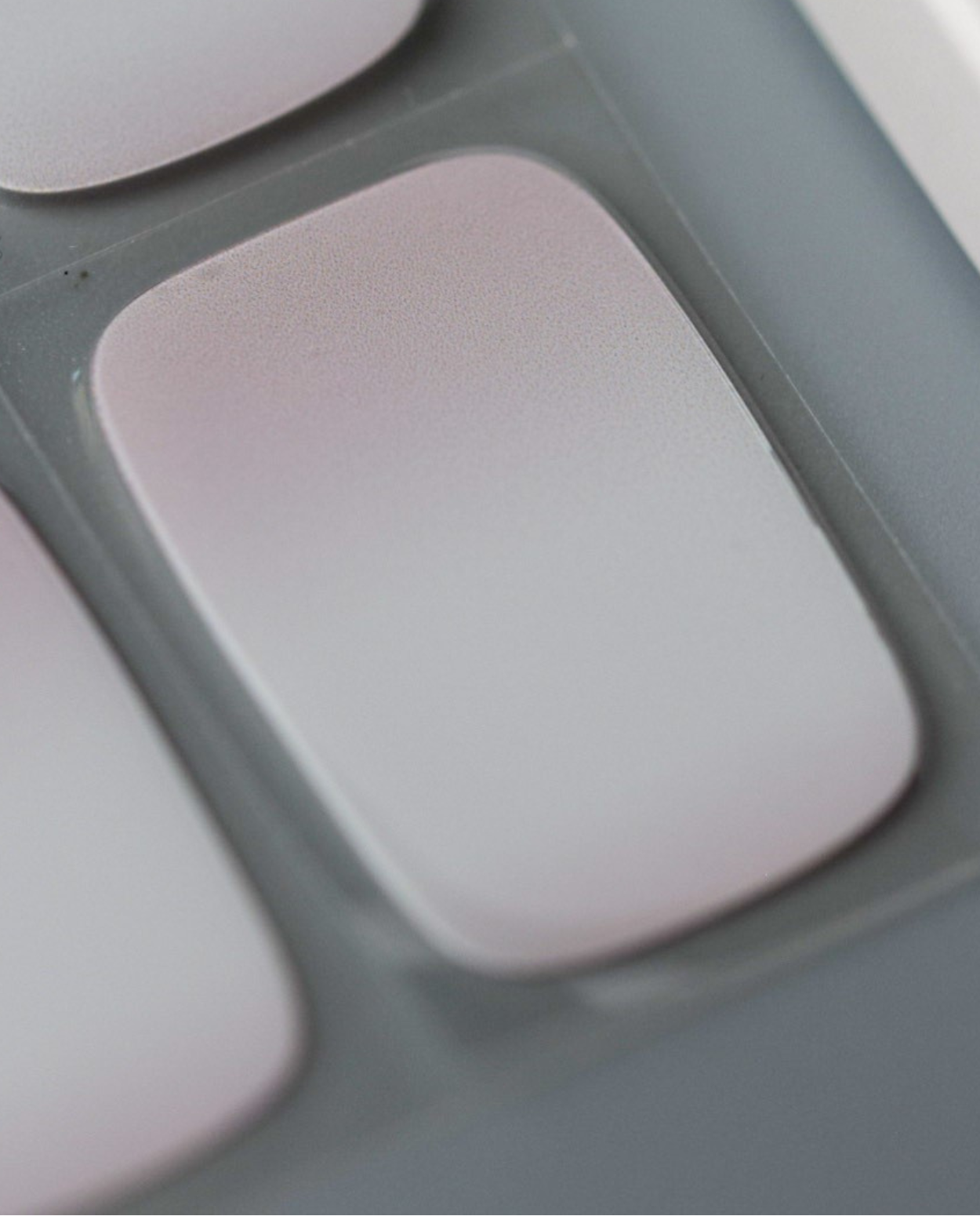 Nahaufnahme Babyboomer Milky Nude – klassische Ombre Maniküre.