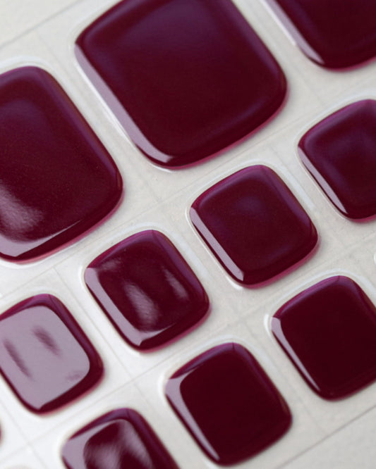 UV Gel Wraps Midnight Red von Die Nageltante – glänzendes tiefrotes Design für eine ausdrucksstarke Pediküre.