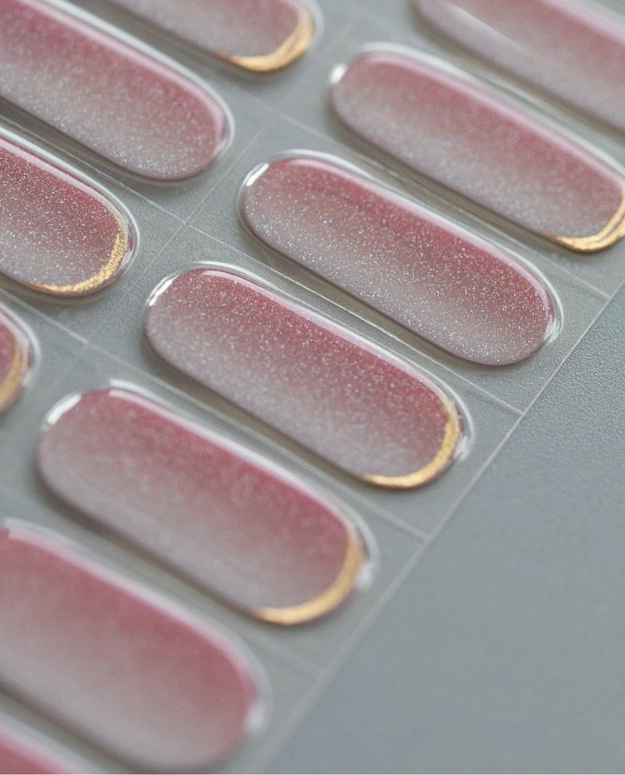 UV Gel Wraps Rosenlaub – rosa und rote  Nailwraps mit Glanz - Nahaufnahme der Nail Wraps