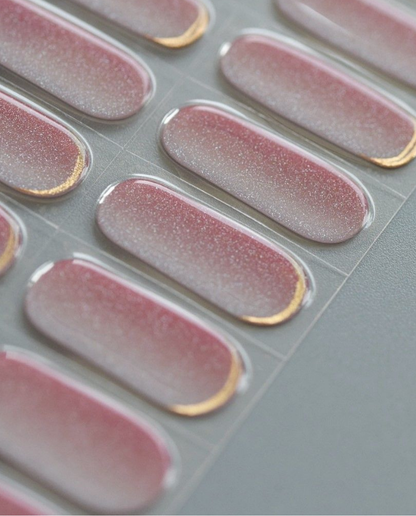 UV Gel Wraps Rosenlaub – rosa und rote  Nailwraps mit Glanz - Nahaufnahme der Nail Wraps