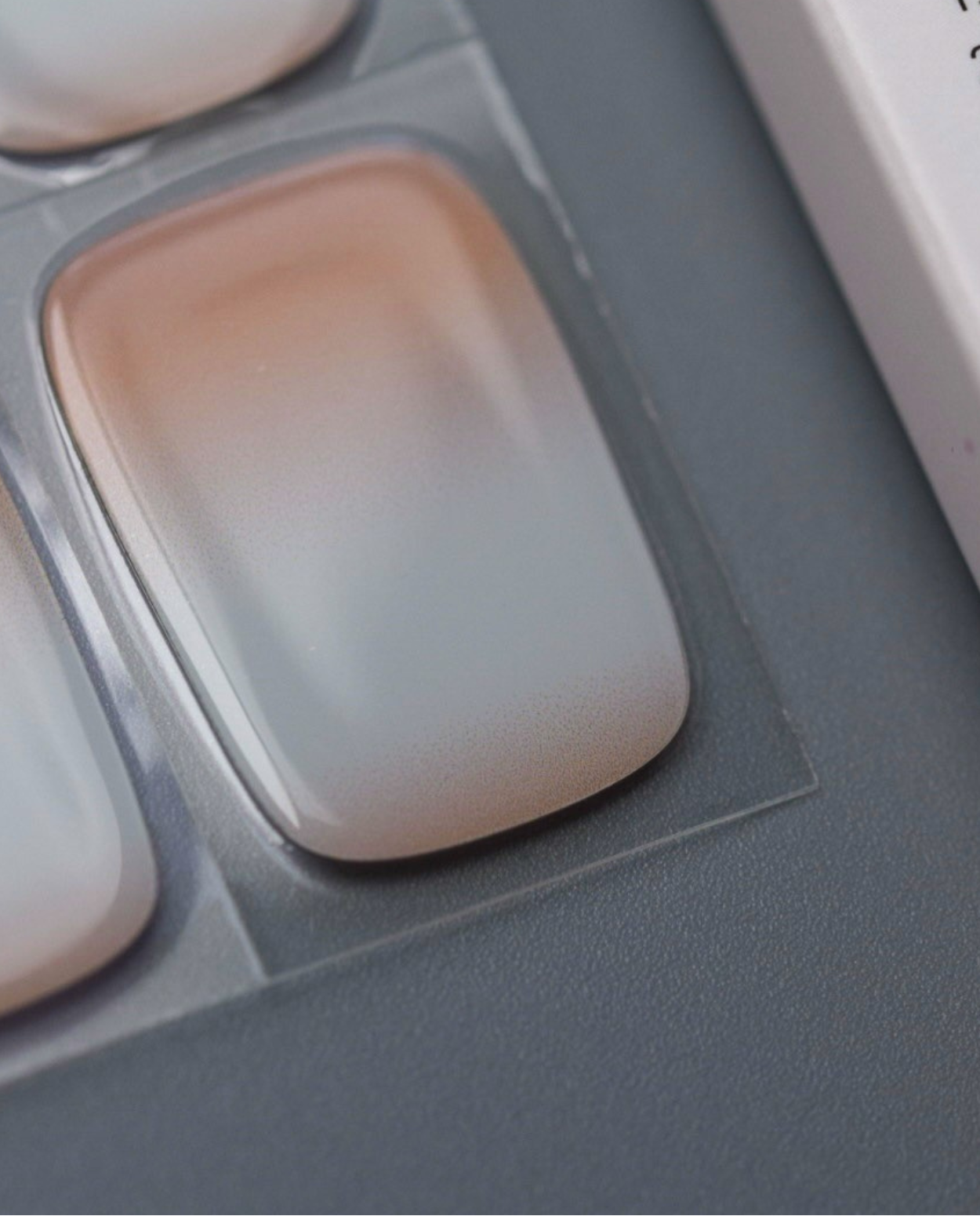 Anwendung der Babyboomer Nude UV Gel Wraps – Nagelfolien werden auf den Naturnagel geklebt und unter UV-Licht ausgehärtet.