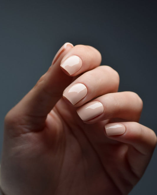 Hand mit UV Gel Wraps Peach Please – Nude-Pfirsichton mit Glanz.
