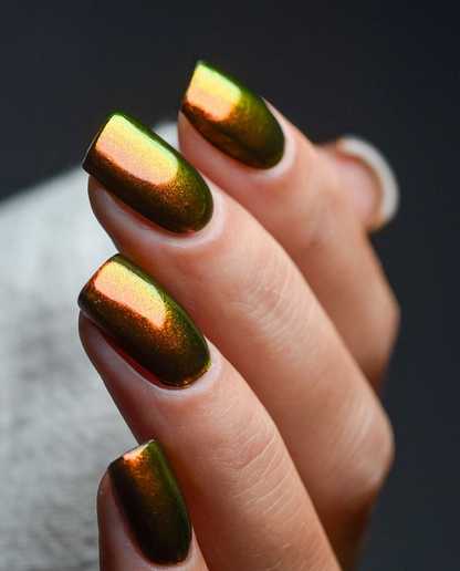 Copper Flame – UV Gel Wraps mit Kupfer-Grün Duochrome-Effekt aufgetragen.