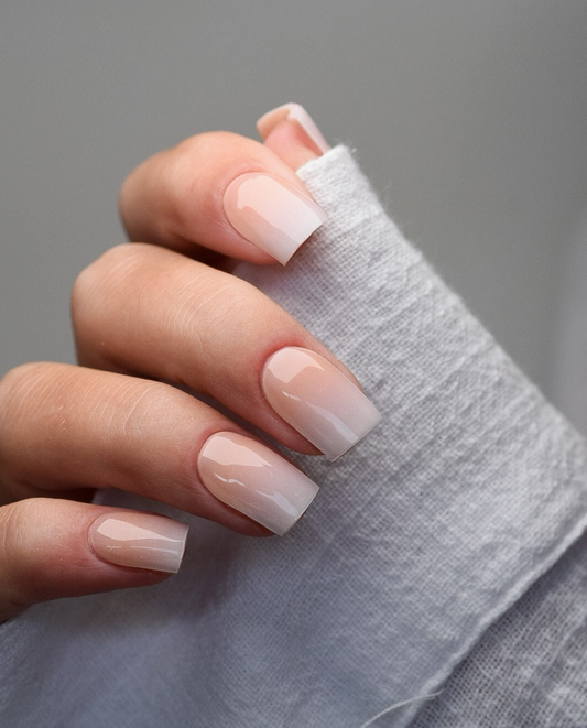 Babyboomer Nude UV Gel Wraps – sanfter Ombre von Rosé zu Weiß auf den Nägeln für einen natürlichen Look mit Hochglanz.