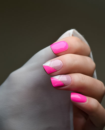 Anwendung der UV Gel Wraps – die selbstklebenden Folien werden auf den Nagel aufgebracht und unter UV-Licht ausgehärtet für ein perfektes Studio-Finish.
