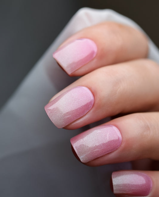 UV Gel Wraps Blush Touch – dezente Nailwraps mit Glanz und Cat Eye Effekt - zarter Glitter - in rosa und hellrosa 