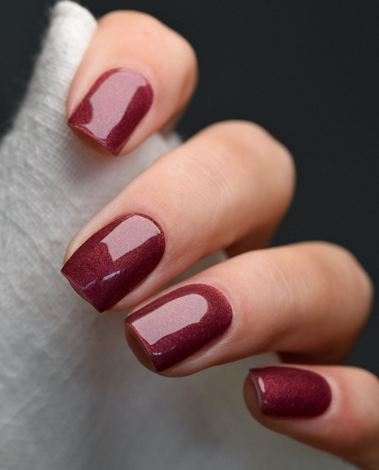 Samtbeere – UV Gel Wraps in intensivem Beerenrot mit Schimmer aufgetragen.