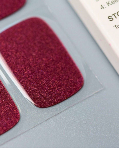 UV Gel Wraps Samtbeere – Nahaufnahme der beerenroten Nail Wraps mit Glanzeffekt.