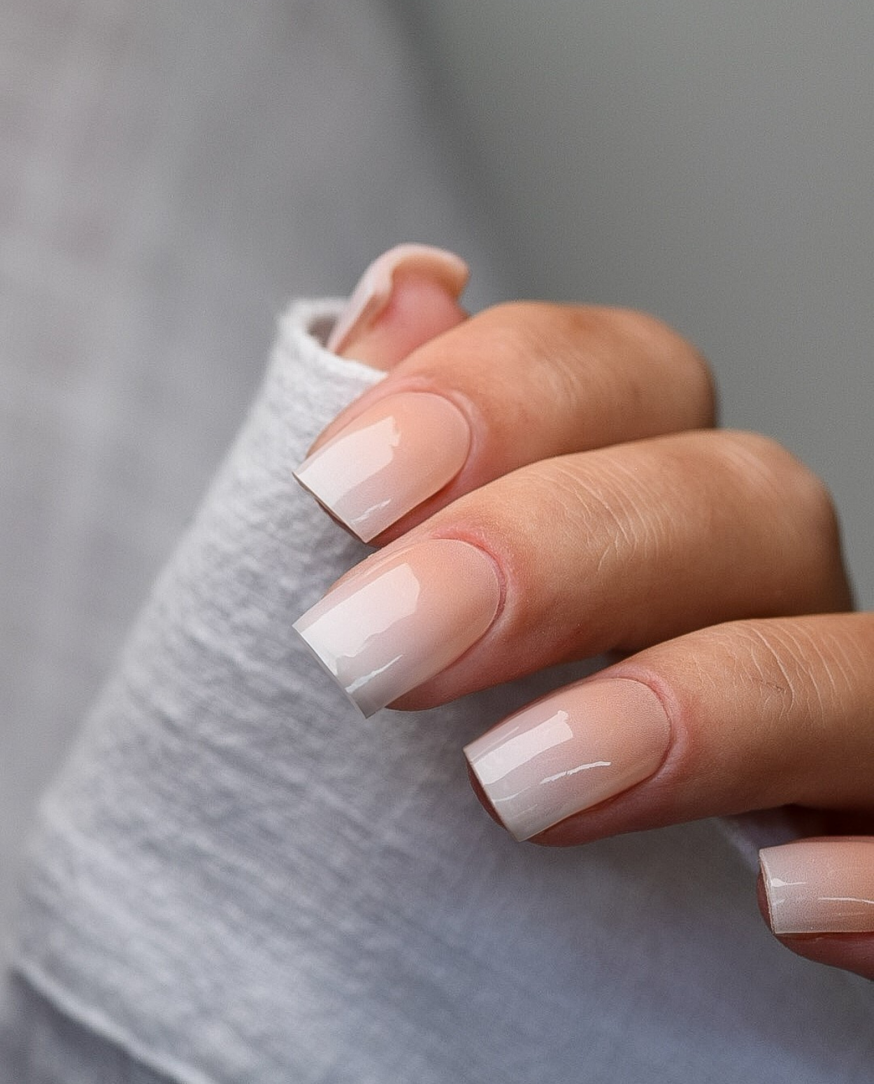 Nahaufnahme der Babyboomer Nude UV Gel Wraps – zarter Verlauf mit spiegelndem Finish.