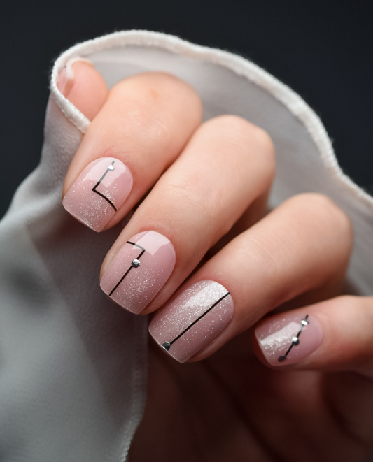 UV Gel Wraps Wildcat Stripes – Nude-Design mit schwarzen Linienakzenten