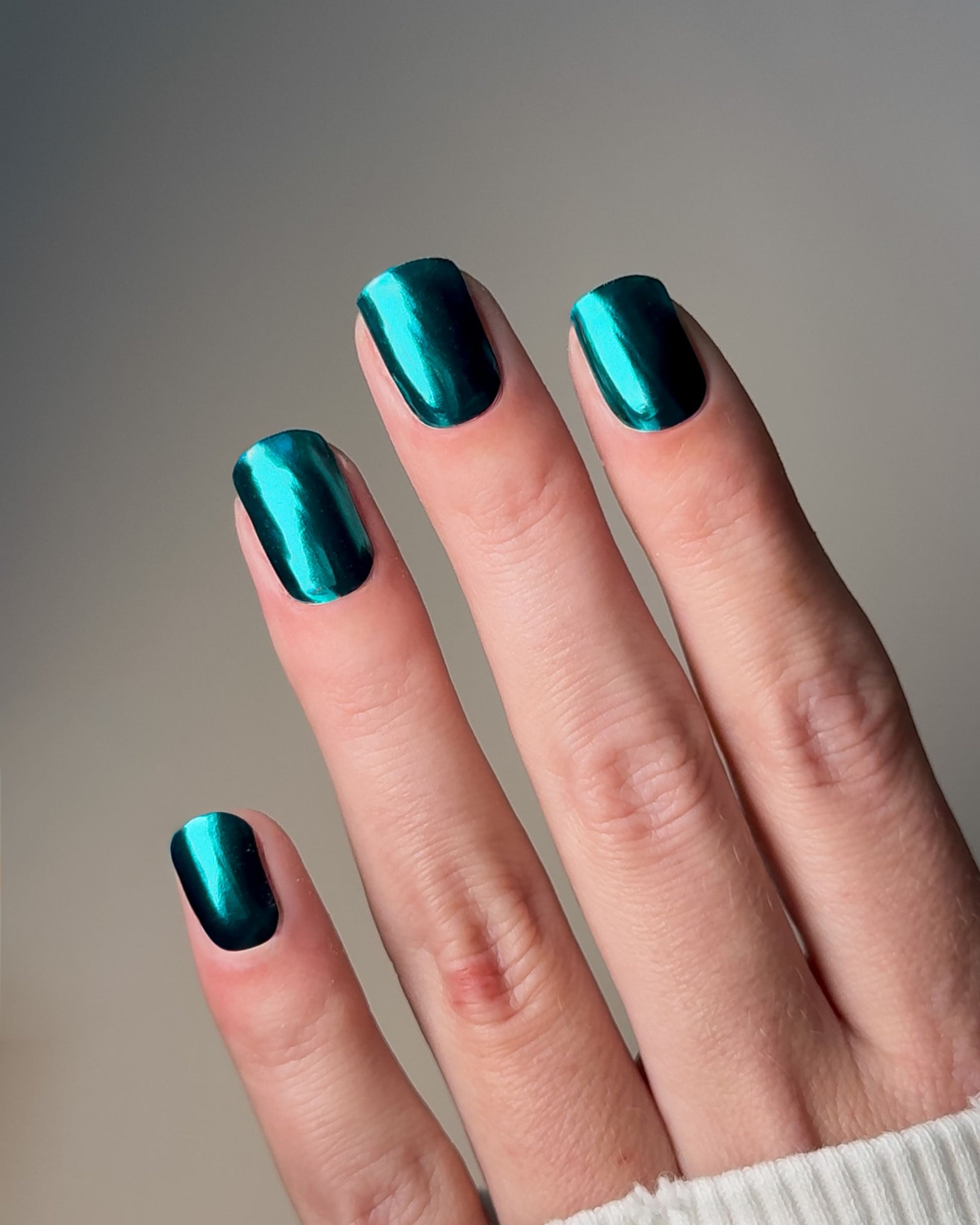 Deep Dive UV Gel Wraps – türkisblauer Chrome-Look mit spiegelndem Metallic-Finish auf den Nägeln.
