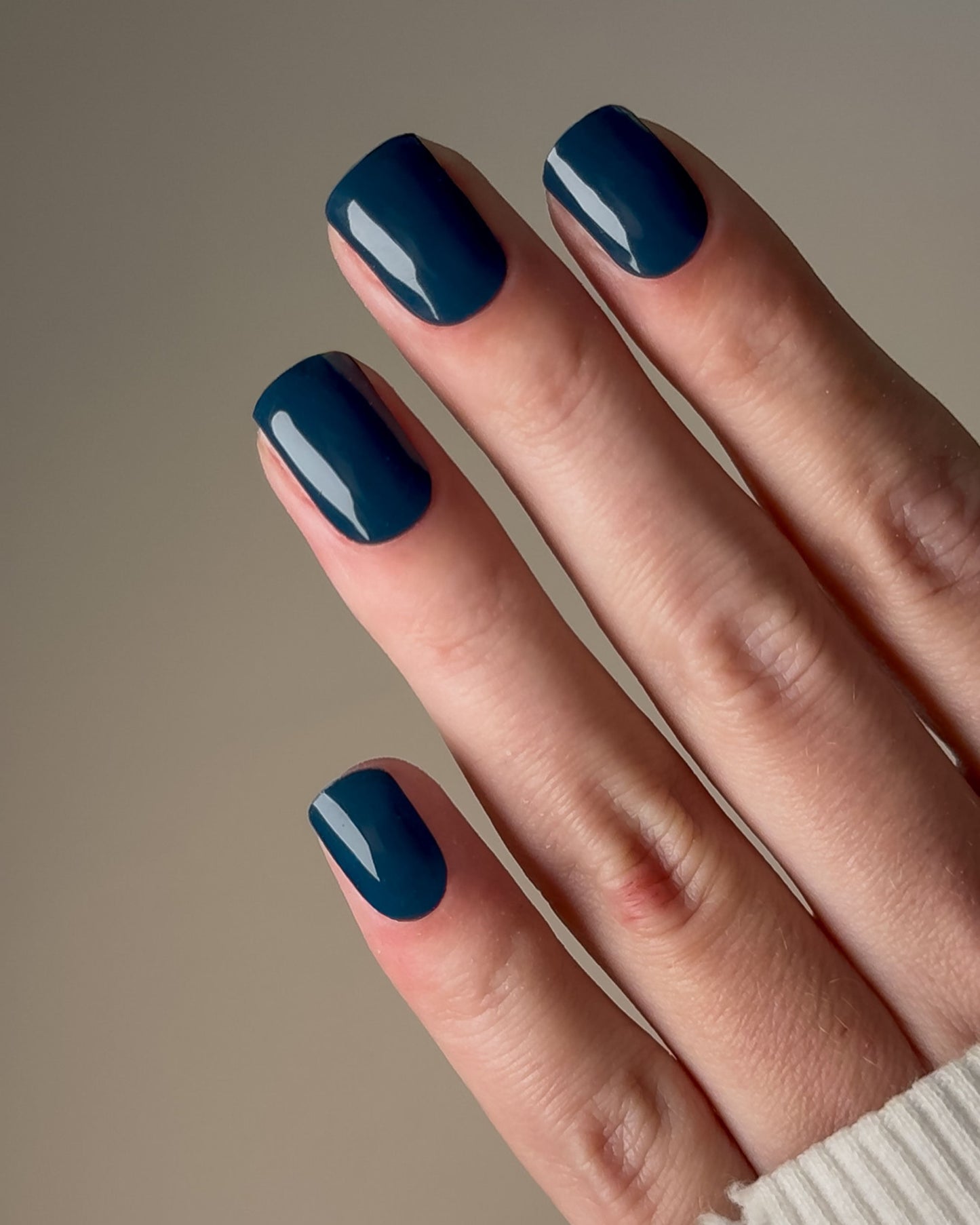 Moosblau – ein tiefes, ruhiges Blau mit eleganter Ausstrahlung.
Diese uv nailwraps wirken modern, clean und passen zu jedem Outfit.