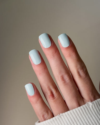 Nebelblau – UV Gel Wraps in sanftem Hellblau aufgetragen.