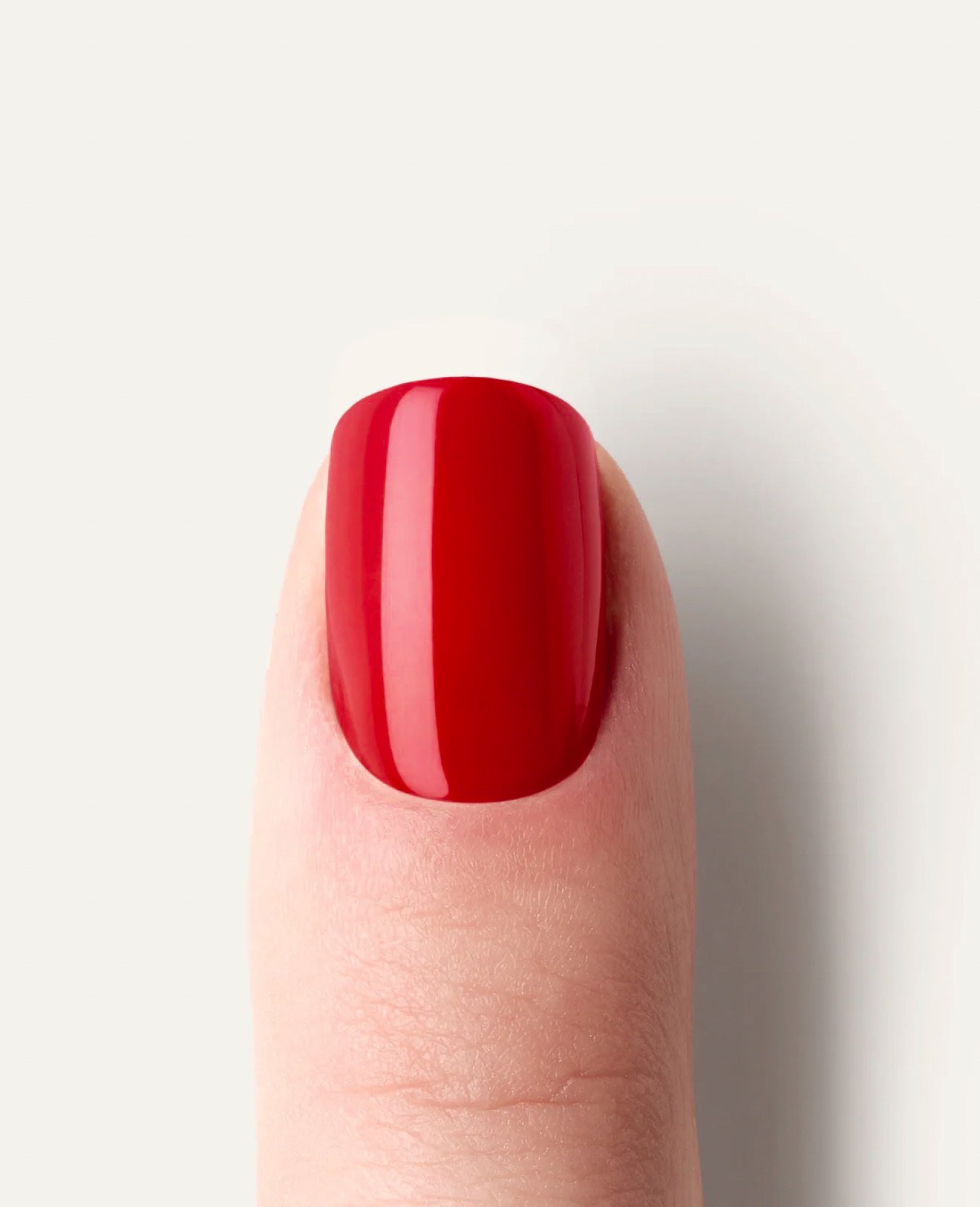 – UV Gel Wraps in intensivem Beerrot aufgetragen auf einzelnem Finger