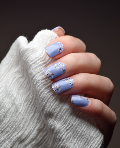 UV Gel Wrap Design Blossom in Blau mit floralen Akzenten