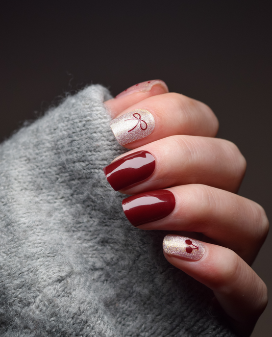 UV Gel Wrap Design Cherry Bow in Rot mit Schleifenmotiv und Cat-Eye Effekt