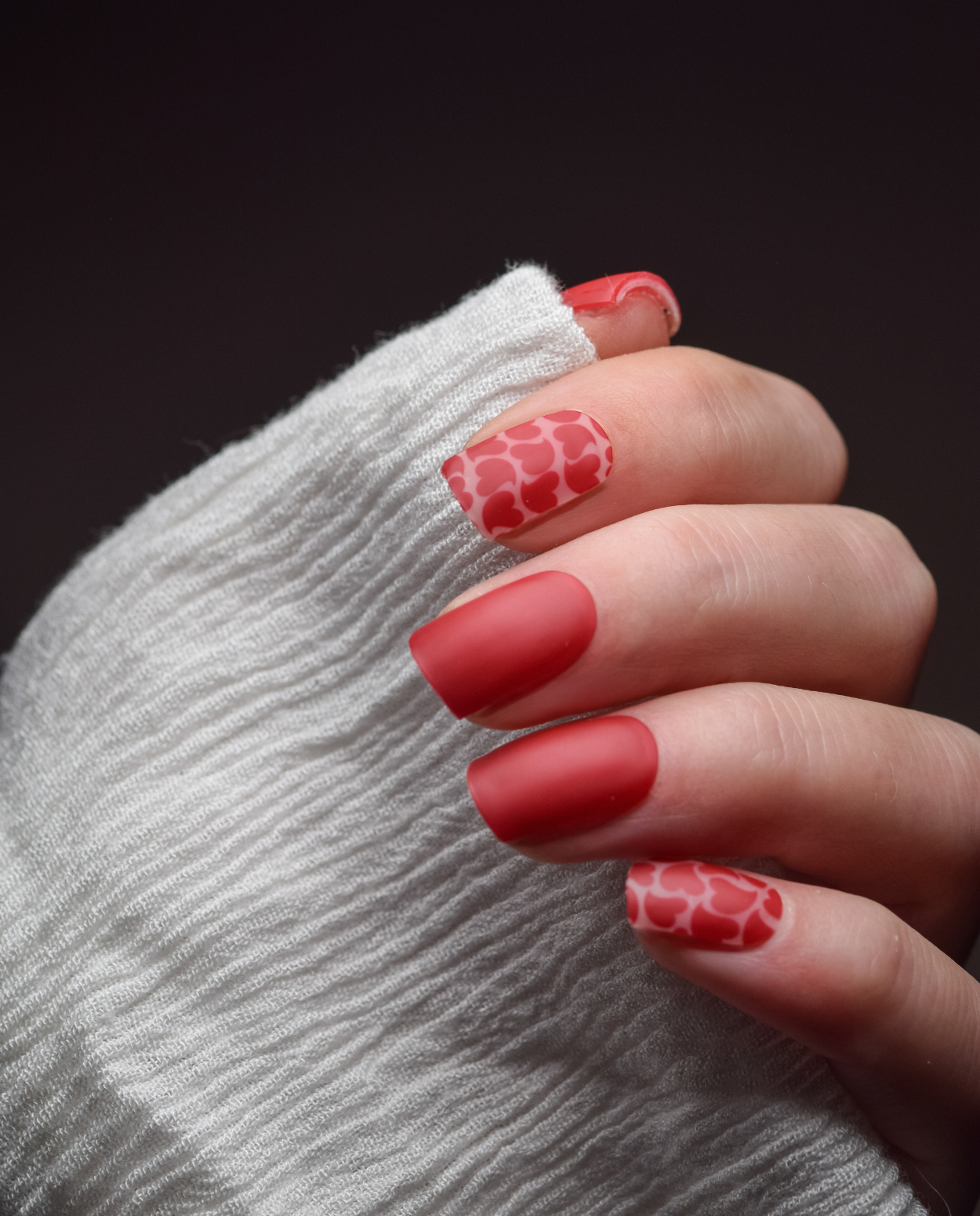UV Gel Wrap Heartbreaker getragen – rotes Statement Design mit Herzen
