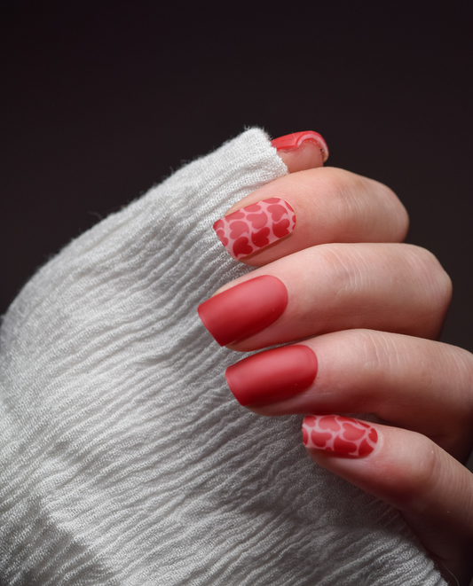 UV Gel Wrap Heartbreaker getragen – rotes Statement Design mit Herzen