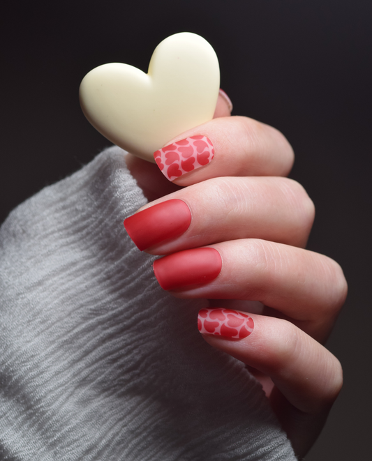 UV Gel Wrap Design Heartbreaker in kräftigem Rot mit Herzdetails