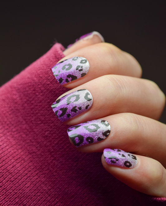 UV Gel Wrap Design Plum Safari mit Leo-Muster und lila Cat-Eye Glitzer