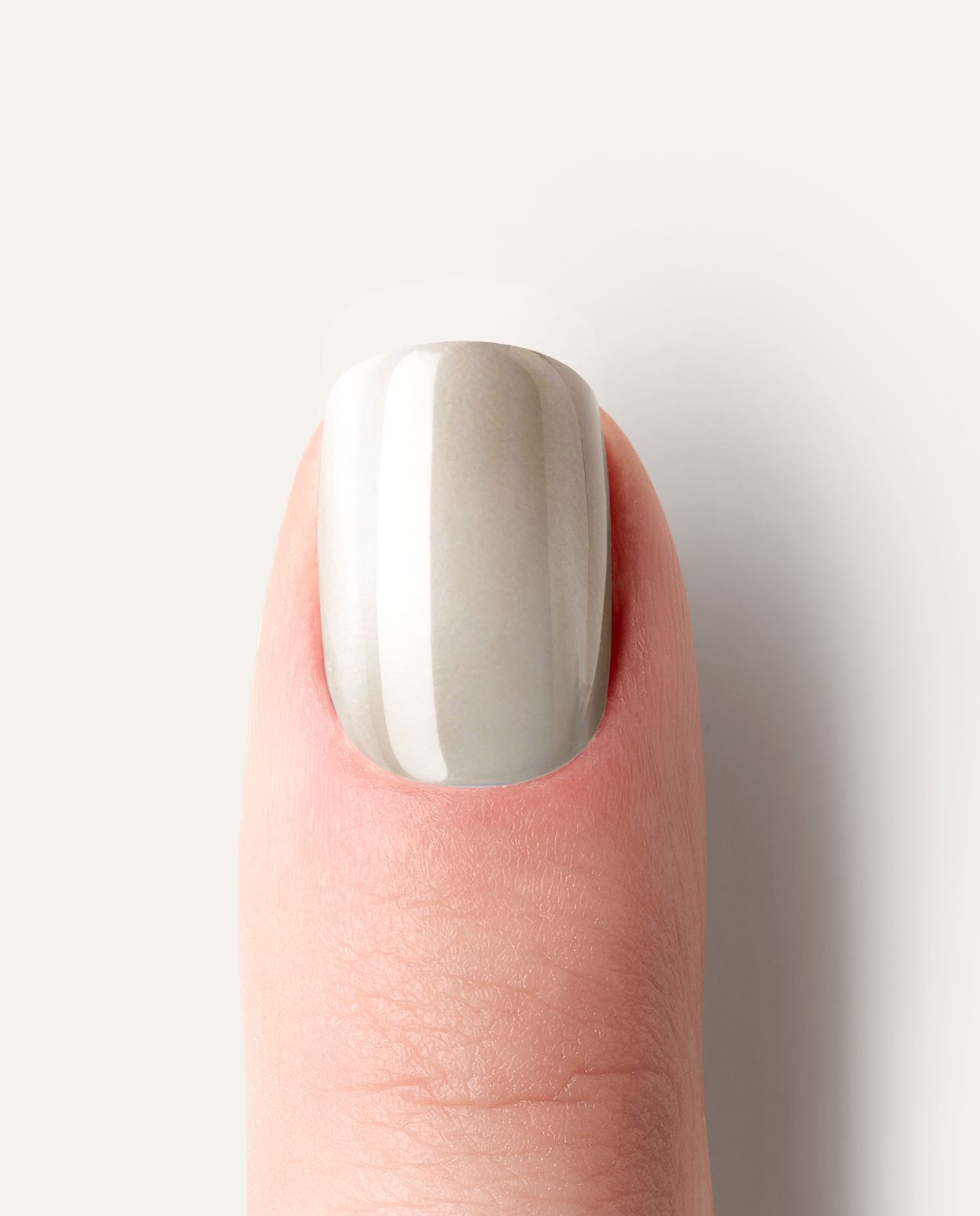 UV Gel Wraps Liquid Pearl – Detailansicht der selbstklebenden UV Gel Maniküre für zuhause mit Nail Wrap auf einzelnem Finger