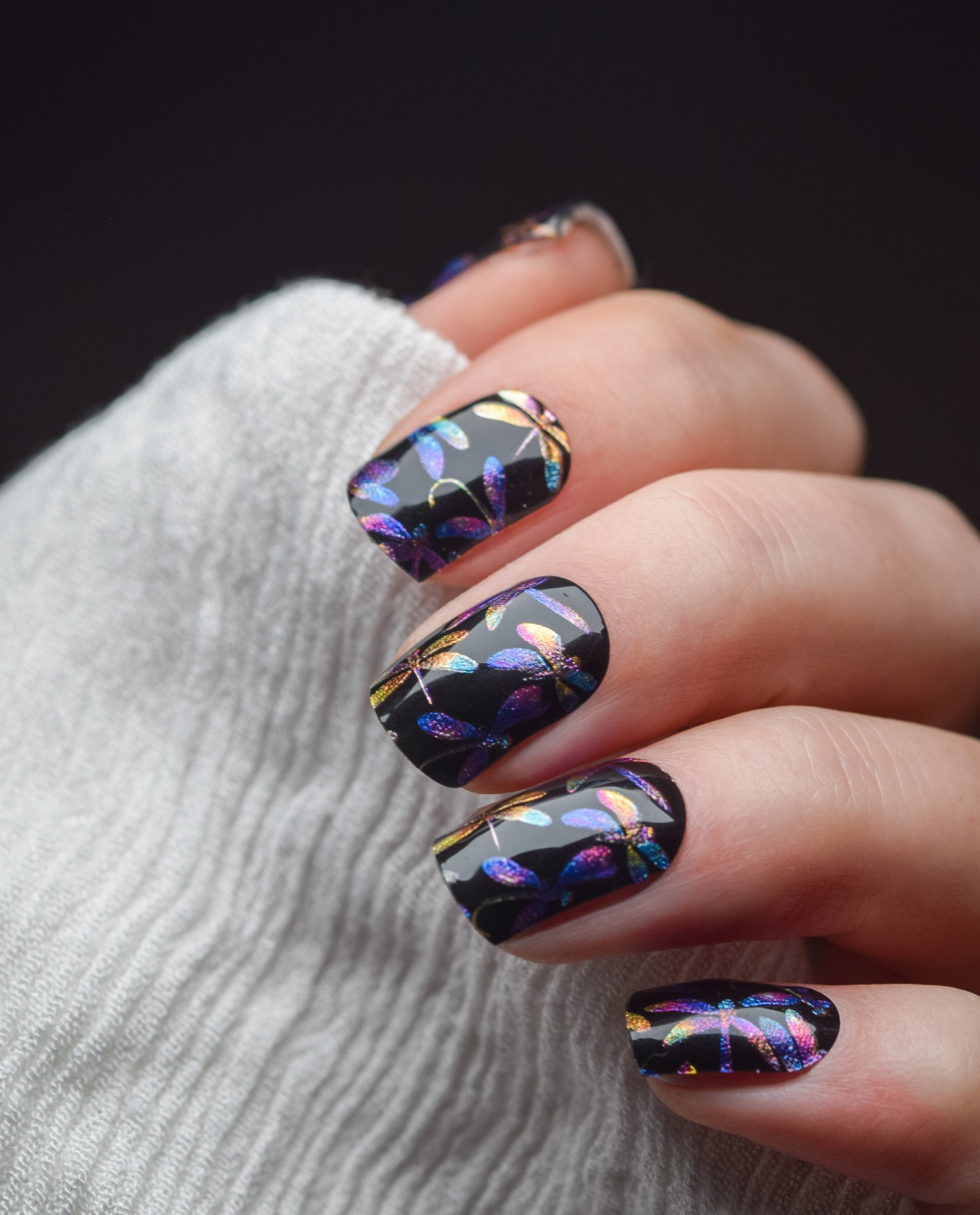 UV Gel Wrap Design After Dark mit bunten Glitzer-Akzenten in Libellen-Optik