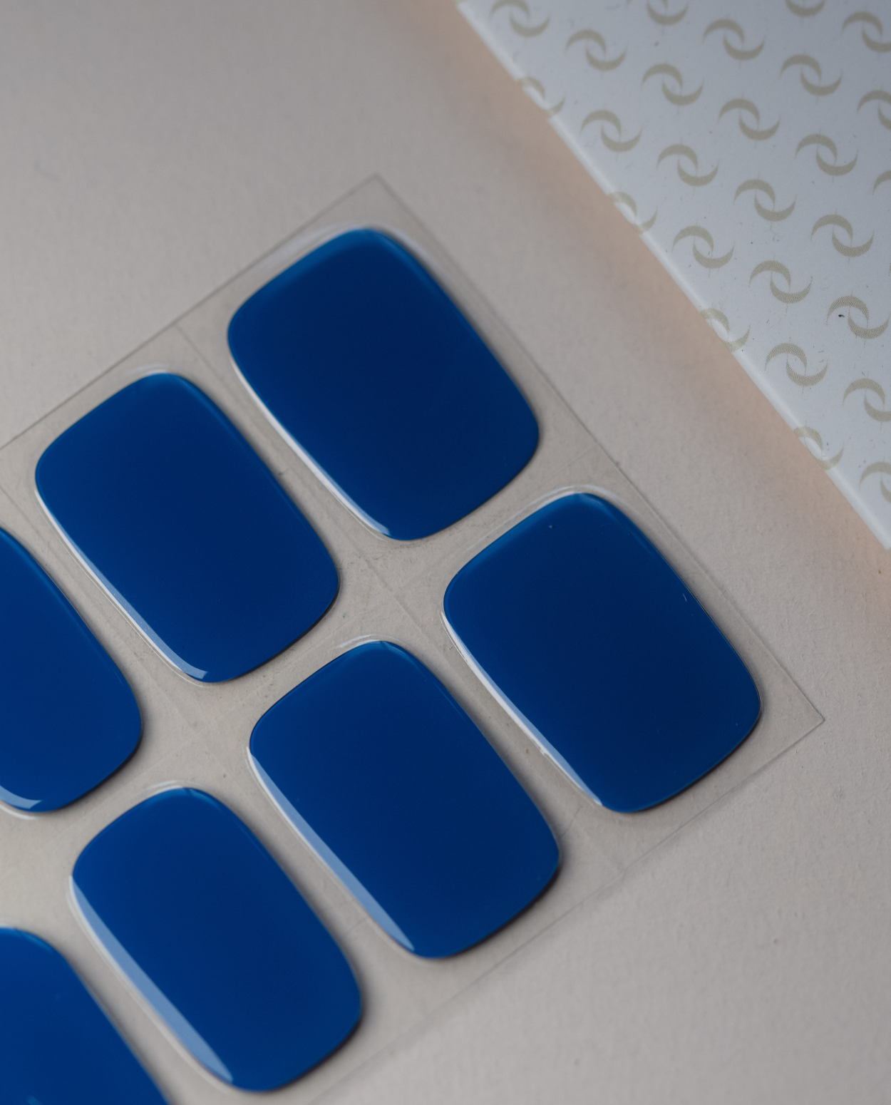 UV Gel Wraps Velvet Navy – Designübersicht der selbstklebenden Gel Wraps