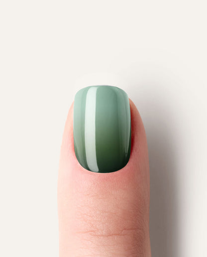 UV Gel Wraps Deep Moss – Designübersicht auf einzelnem Fingernagel in dunkelgrün Ombré