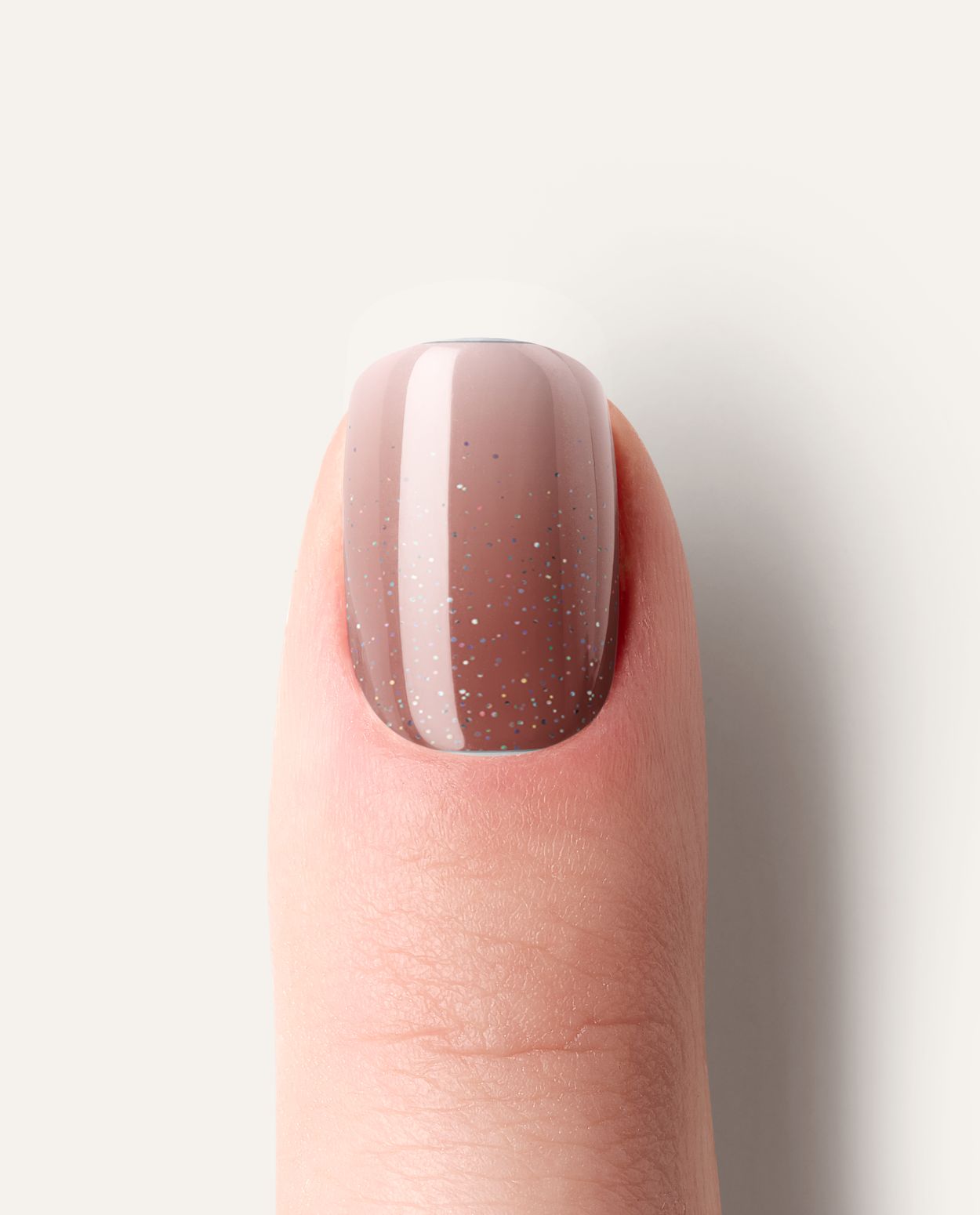 UV Gel Wraps Nude, but better – Detailansicht auf einzelnem Finger der UV Gel Maniküre für zuhause