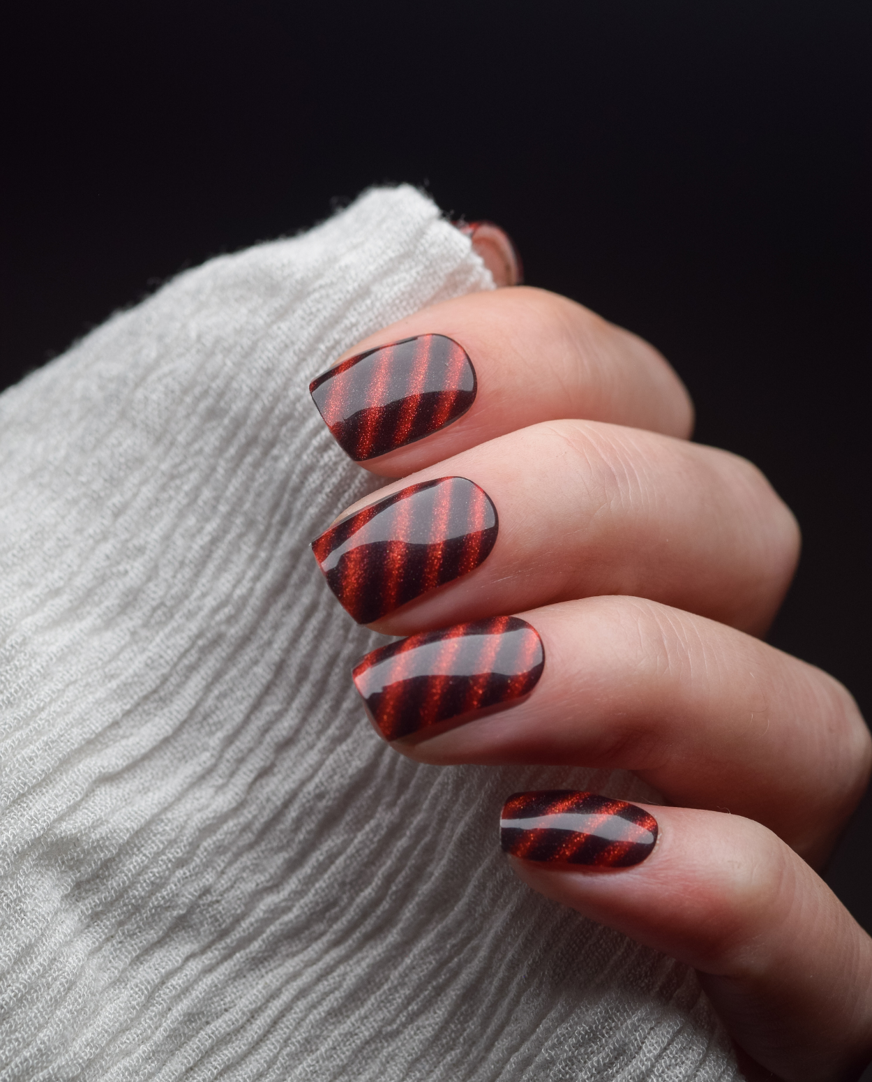 UV Gel Wrap Design Off Grid mit schwarzem Muster und rotem Cat-Eye Effekt