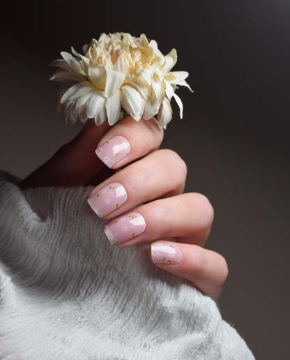 UV Gel Wrap Morgentau getragen – natürliches Rosé Design mit dezenten Schimmerdetails