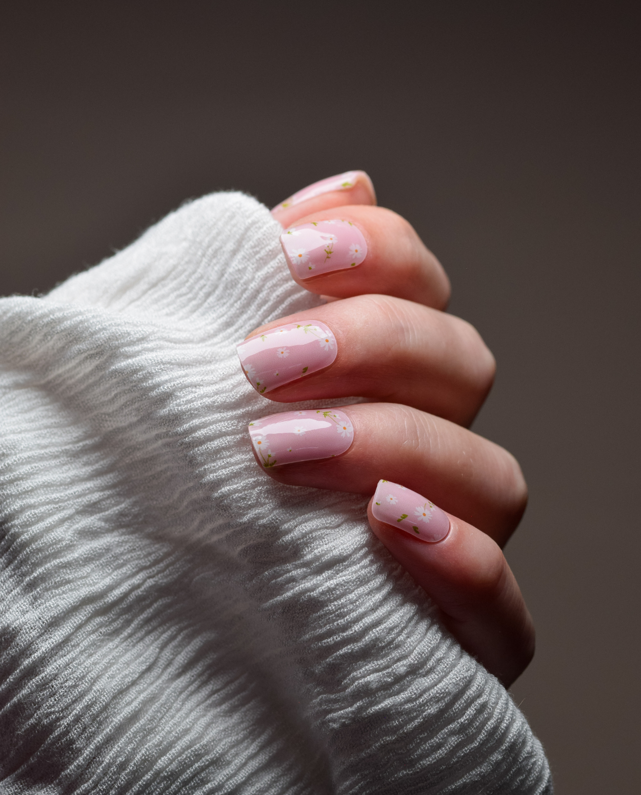UV Gel Wrap Design Morgentau in zartem Rosé auf milky Base mit feinem Glanz