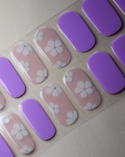 Detailansicht der Bloom, Please uv nailwraps mit floralen Akzenten