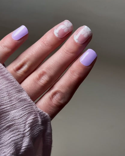 Feminine uv nailwraps mit floralem Design in Violett