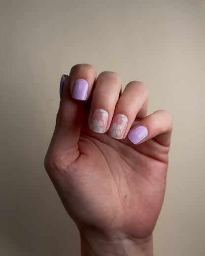 Feminine uv nailwraps mit floralem Design in Violett