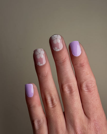 Anwendung der Bloom, Please UV Gel Wraps auf natürlichen Nägeln