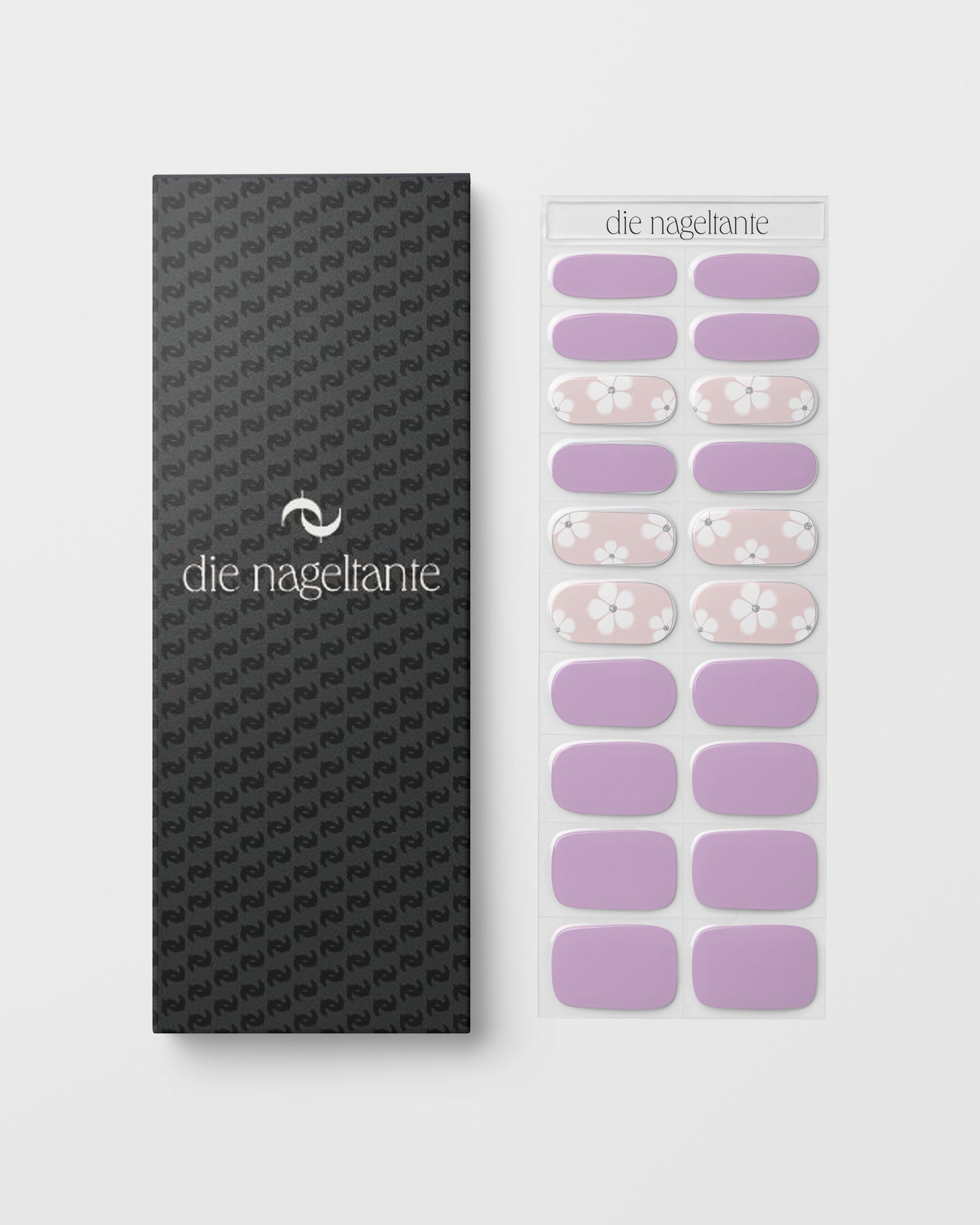 Detailansicht inklusive der Bloom, Please uv nailwraps mit floralen Akzenten