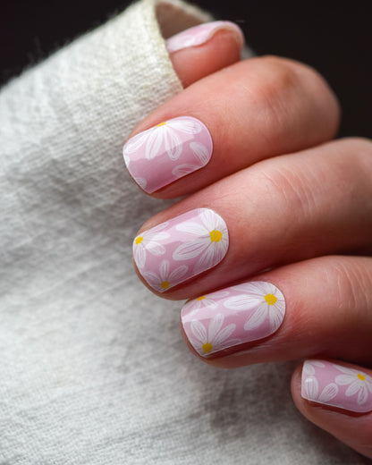Anwendung der Everyday Daisies UV Gel Wraps auf natürlichen Nägeln