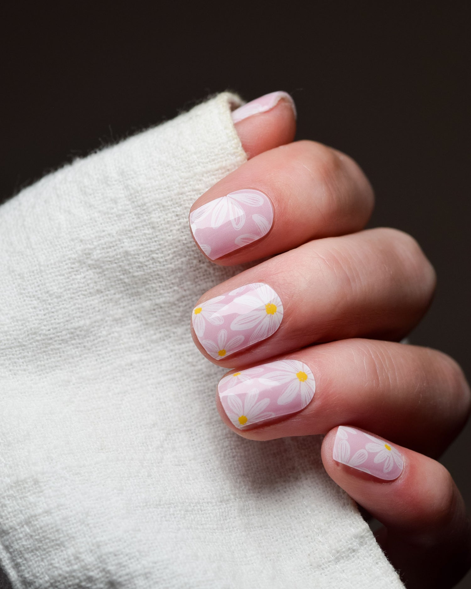 Everyday Daisies UV Gel Wraps mit milky Base und kleinen Gänseblümchen auf den Nägeln