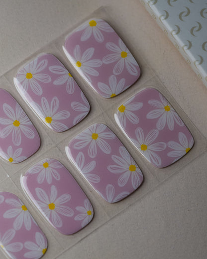 Detailansicht der Everyday Daisies uv nailwraps mit feinen Blumen-Details