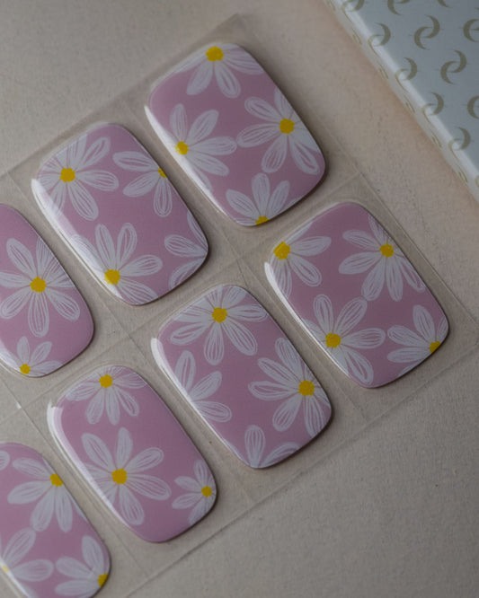Detailansicht der Everyday Daisies uv nailwraps mit feinen Blumen-Details