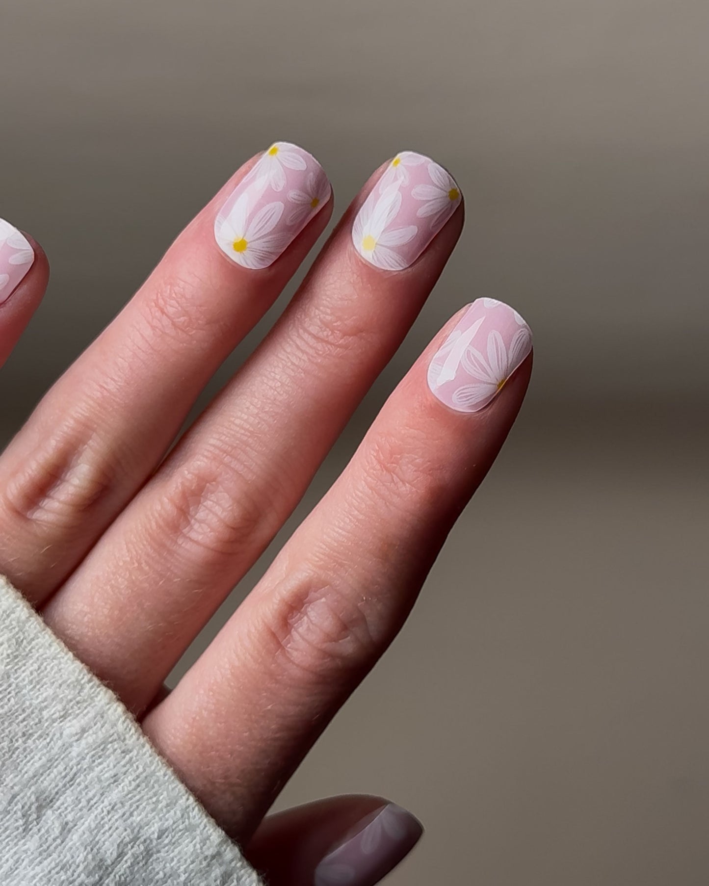 Natürliche uv nailwraps mit dezentem Daisy Design für den Alltag