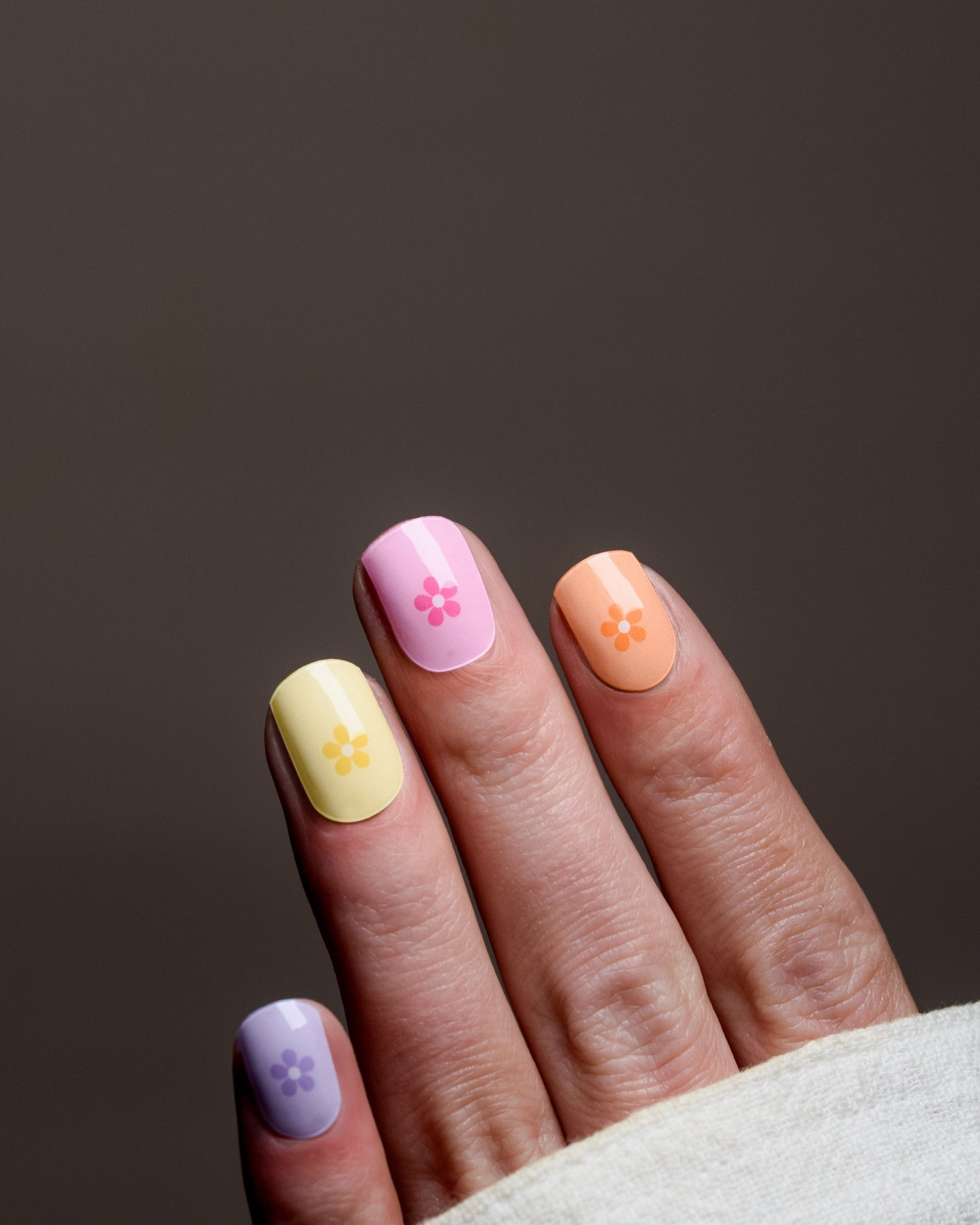 Candy Blossom UV Gel Wraps mit bunten Pastellfarben und Blüten auf den Nägeln