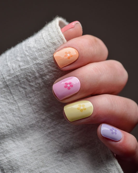 Bunte uv nailwraps mit Blumen Design für frühlingshafte Maniküre